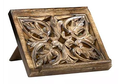 BIBLIA TALLADA DE MADERA ORNAMENTADA Y SOPORTE DE MISAL