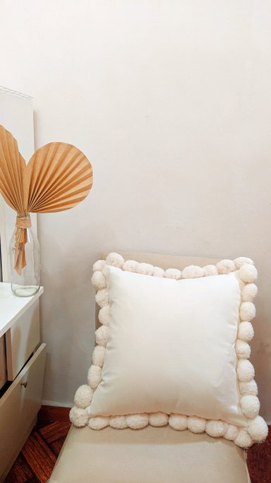 FUNDA  GRANDE CON POMPONES COLOR CREMA  DECORATIVO | CREMA - 2