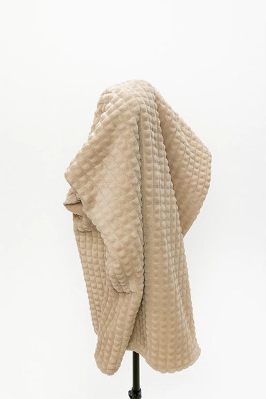 MANTA DOBLE CARA WAFFER BEIGE CAMEL  ARENA 120 X 179 CM – ZALMOHADAS