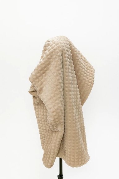 MANTA DOBLE CARA WAFFER BEIGE CAMEL ARENA 160 X 179 CM – ZALMOHADAS