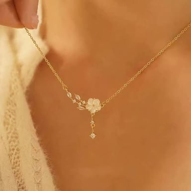 COLLAR CLEO JOYAS & ACCESORIOS LIRIO NÁCAR DORADO PLATA - 2