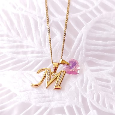 COLLAR DE ACERO INOXIDABLE CON DIJE LETRA INICIAL M CON CORAZÓN DE CRISTAL ROSA - REGALO CON SIGNIFICADO PARA MAMÁ - 1