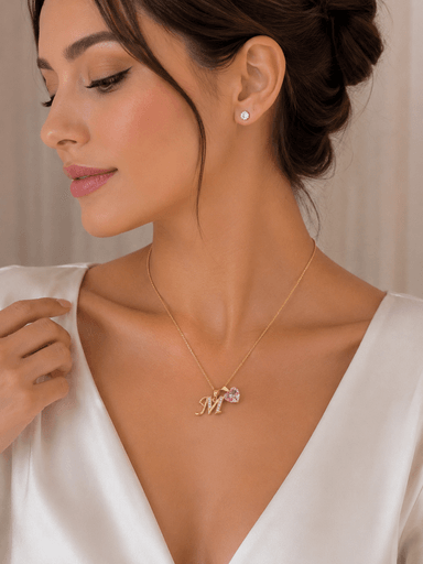 COLLAR DE ACERO INOXIDABLE CON DIJE LETRA INICIAL M CON CORAZÓN DE CRISTAL ROSA - REGALO CON SIGNIFICADO PARA MAMÁ - 2