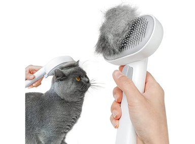 CEPILLO AUMUCA BLANCO PARA GATOS CON BOTÓN REMOVEDOR