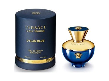 PERFUME VERSACE DYLAN BLUE CON NOTAS DE GROSELLA NEGRA, JAZMÍN Y UN FONDO DE MADERAS BLANCAS LISAS Y ALMIZCLE