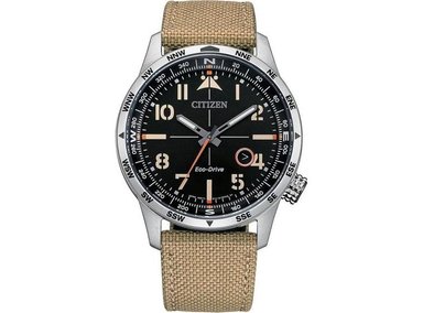 CITIZEN RELOJ ECO-DRIVE WEEKENDER AVION FIELD PARA HOMBRE, ACERO INOXIDABLE Y CORREA DE NAILON CAQUI