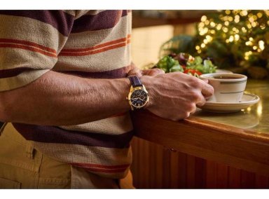 CITIZEN RELOJ ROLAN CLÁSICO ECO-DRIVE PARA HOMBRE CON CORREA DE CUERO MARRÓN, ESFERA NEGRA Y CALENDARIO DÍA-FECHA - 4