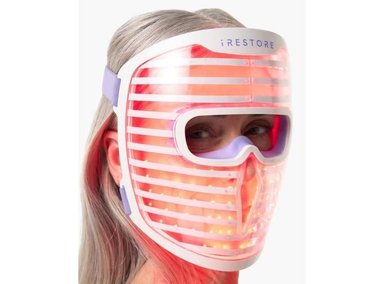 MÁSCARA LED IRESTORE CON LUZ ROJA, AZUL E INFRARROJA PARA REJUVENECER PIEL, COMBATE ARRUGAS Y MANCHAS EFICIENTEMENTE