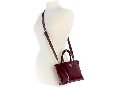 GUESS MINI TOTE ARNELA PARA MUJER EN COLOR BORGOÑA, CON CORREA DESMONTABLE Y DISEÑO LISO ELEGANTE - 4