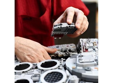 LEGO STAR WARS MILLENNIUM FALCON, SET DE CONSTRUCCIÓN DE 7541 PIEZAS CON PERSONAJES CLÁSICOS Y MODERNOS - 2