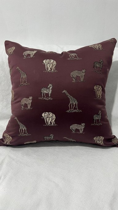 FUNDA COJIN CASA CONCEPTO PERU ANIMAL PRINT 50X50CM GUINDA