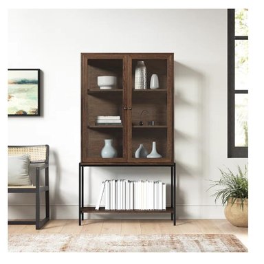 VITRINA INDUSTRIA TU MESITA MILETTO COLOR MARRÓN OSCURO 2 PUERTAS