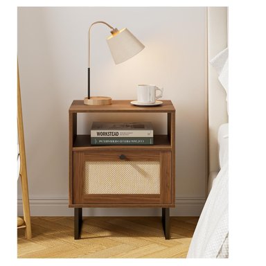 MESITA DE NOCHE CON MALLA EN RATAN LEONARD COLOR MARRON 1 PUERTA TU MESITA