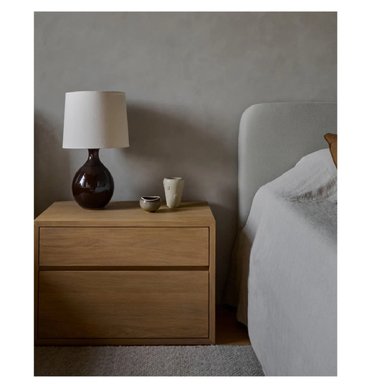 MESA DE NOCHE CLÁSICA YONNI 2 CAJONES COLOR DUNA TU MESITA