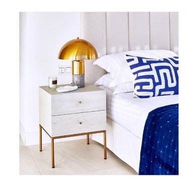 VELADOR CLÁSICO ARGOS COLOR BLANCO BASE DORADA 2 CAJONES TU MESITA