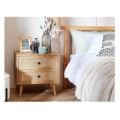 MESA DE NOCHE CON RATÁN KAMARU 2 CAJONES COLOR ROVERE TU MESITA