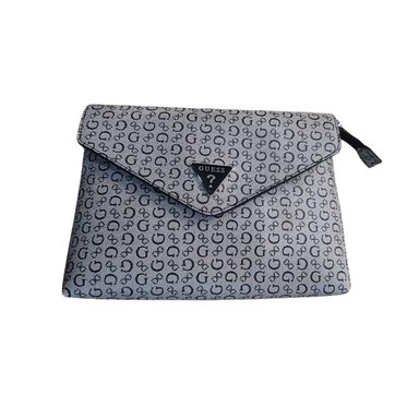 NECESER O CARTERA DE MANO GUESS MONOGRAM - GRIS