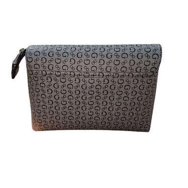 NECESER O CARTERA DE MANO GUESS MONOGRAM - GRIS - 2