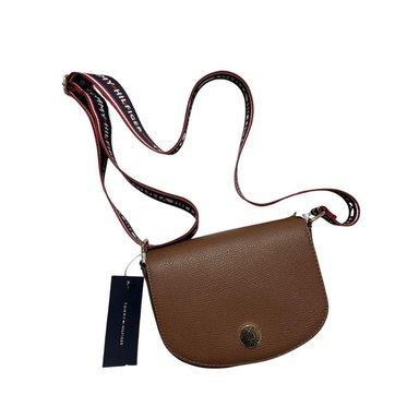 CARTERA CROSSBODY TOMMY HILFIGER SYLVIE II FLAP - MARRON