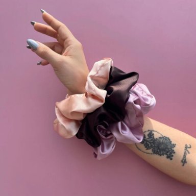 SCRUNCHIES DE SATIN - 03 UNIDADES CARAMEL