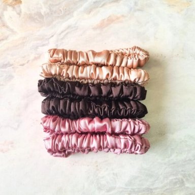 MINI SCRUNCHIES DE SATÍN - PACK DE 06 UNIDADES CON ESTUCHE CARAMEL