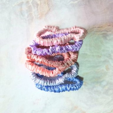 MINI SCRUNCHIES DE SATÍN - PACK DE 06 UNIDADES CON ESTUCHE CANDY