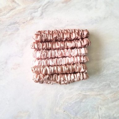 MINI SCRUNCHIES DE SATÍN - PACK DE 06 UNIDADES CON ESTUCHE NUDE