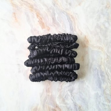 MINI SCRUNCHIES DE SATÍN - PACK DE 06 UNIDADES CON ESTUCHE NEGRO
