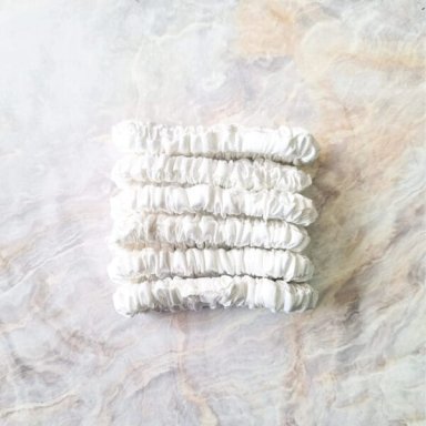 MINI SCRUNCHIES DE SATÍN - PACK DE 06 UNIDADES CON ESTUCHE PERLA