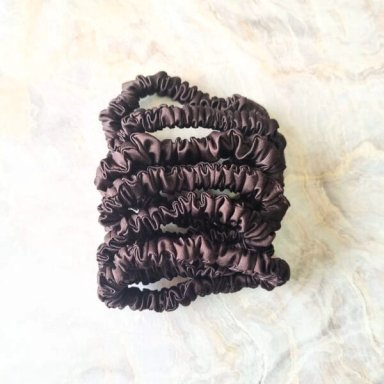 MINI SCRUNCHIES DE SATÍN - PACK DE 06 UNIDADES CON ESTUCHE MOCCA