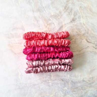 MINI SCRUNCHIES DE SATÍN - PACK DE 06 UNIDADES CON ESTUCHE PINK