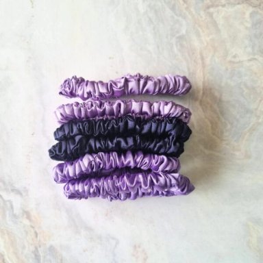 MINI SCRUNCHIES DE SATÍN - PACK DE 06 UNIDADES CON ESTUCHE LILA