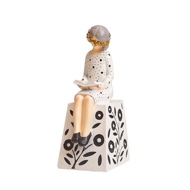 DAMA SENTADA CON LIBRO