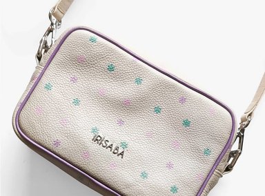 CARTERA CROSSBODY IRISABA MAGNOLIA CUERO VAINILLA CON LILA