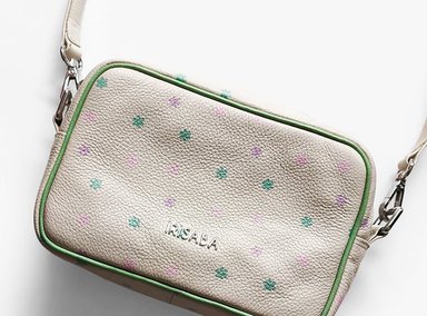 CARTERA CROSSBADY IRISABA MAGNOLIA DE CUERO VAINILLA CON VERDE MENTA