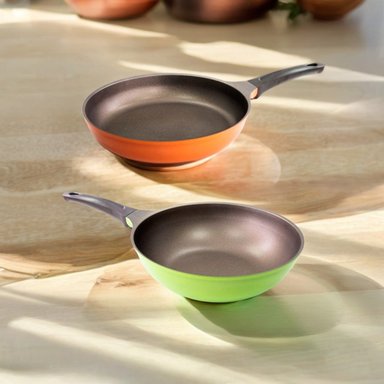 PACK - SARTEN 28CM NARANJO + WOK 28CM VERDE