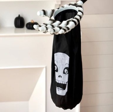 MANO RECOLECTORA CALAVERA NEGRO PARA DULCES DE HALLOWEEN + VELA LED - 2