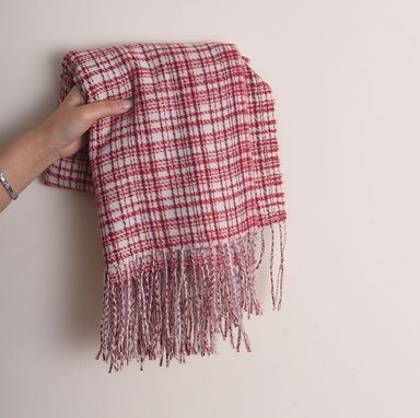 BUFANDA SHANELL REEVE ESTILO TWEED CON FLECOS | ROJO