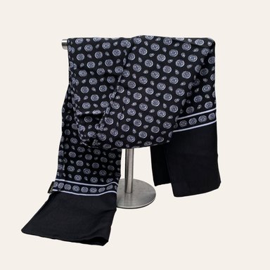 BUFANDA SUAVE CESAR NEGRO DOBLE CAPA CON DISEÑO GEOMETRICO