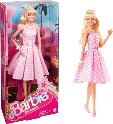 MUÑECA BARBIE LA PELÍCULA, MARGOT ROBBIE, COLECCIONABLE CON VESTIDO DE GUINGA ROSA Y BLANCO CON COLLAR DE CADENA DE MARGARITAS