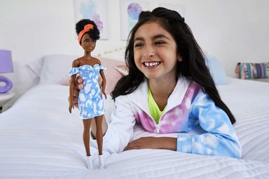 BARBIE FASHIONISTAS DOLL , CABELLO NEGRO CON HOMBROS DESCUBIERTOS, VESTIDO DE MEZCLILLA BLANQUEADO, BANDANA NARANJA,BOTAS BLANCAS - 3