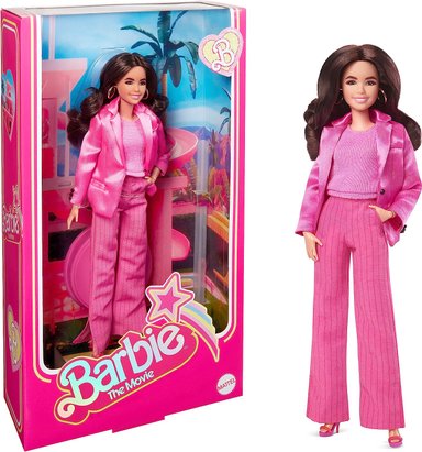 BARBIE THE MOVIE DOLL, GLORIA COLECCIONABLE CON TRAJE DE TRES PIEZAS ROSA POWER CON TACONES DE TIRAS Y ARETES DORADOS