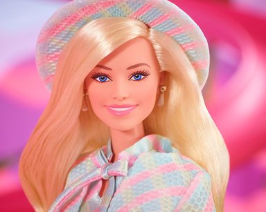 BARBIE LA MUÑECA DE LA PELÍCULA, MARGOT ROBBIE, MUÑECA COLECCIONABLE CON JUEGO A CUADROS AZULES CON SOMBRERO Y CHAQUETA A JUEGO - 2