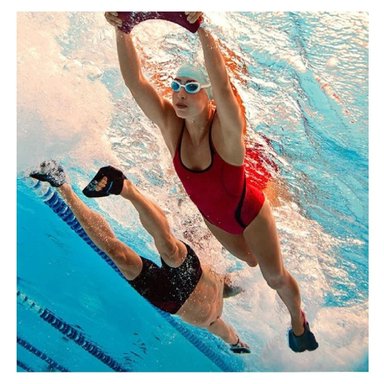 ALETA DE PISCINA TALLA S ROJO Y NEGRO CON FORMA ERGONOMICA Y+LIGAS REGALO