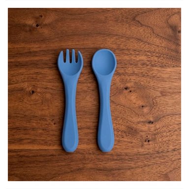 SET DE CUBIERTOS EN COLOR AZUL CON CUCHARA Y TENEDOR DE SILICONA FLEXIBLE - 1
