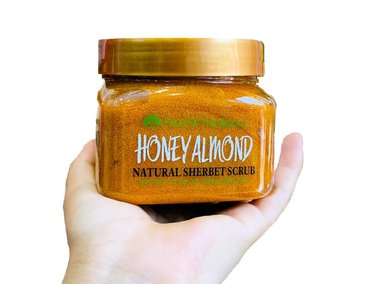 EXFOLIANTE CUERPO FRUIT OF THE WOKALI DE MIEL ALMENDRA NATURAL TODO TIPO DE PIEL 600 G