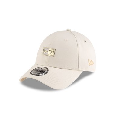 GORRA 9FORTY NEW ERA BRANDED NE METAL BADGE BEIGE