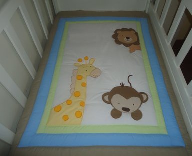 EDREDÓN BABYTU CELESTE BORDADO CUNA ESTANDAR DISEÑO SAFARI NIÑO