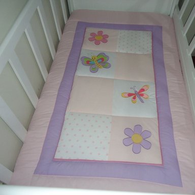 EDREDÓN BABYTU ROSADO BORDADO CUNA ESTANDAR DISEÑO FLORES Y MARIPOSA NIÑA