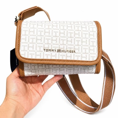 CARTERA MINI CROSSBODY TOMMY HILFIGER MONOGRAFIADO BLANCO Y BORDE BEIGE - 1